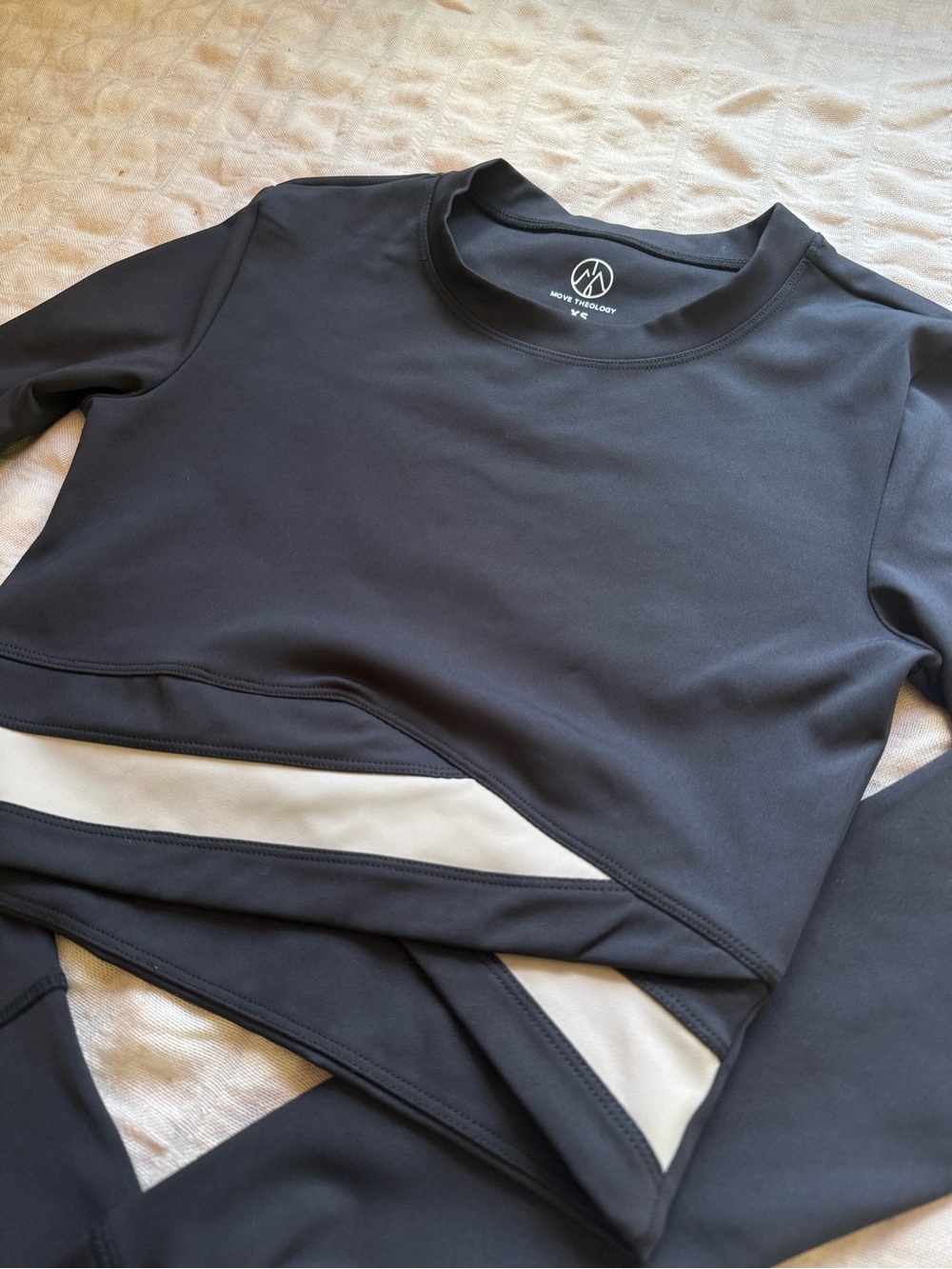 Black Cropped Long-Sleeve Sweatshirt with White Accent